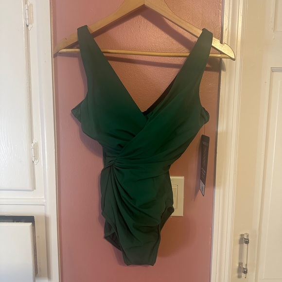 SOLD!Miraclesuit Twisted Sister Esmeralda Underwire Swimsuit in Malachite Green. - Picture 3 of 4